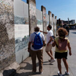 Private Gruppe mit Guide am Mauerstück am Potsdamer Platz in Berlin – Geschichte der Teilung anschaulich erklärt.