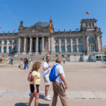 Guide erklärt einer kleinen privaten Gruppe den Reichstag mit Glaskuppel.