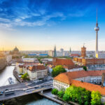 Berlins Skyline mit Fernsehturm, Nikolaiviertel und Spree – Startpunkt für eine individuelle Stadtführung.