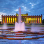 Altes Museum am Lustgarten mit beleuchtetem Brunnen – Station der 60-Minuten-Tour Berlin.