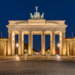 Brandenburger Tor beleuchtet bei Nacht – Station der Express-Stadtführung Berlin in 60 Minuten.