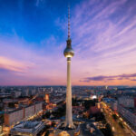 Fernsehturm am Alexanderplatz zur Blauen Stunde – Berlin in 60 Minuten Express-Tour.