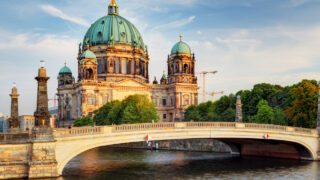 Berliner Dom auf der Museumsinsel an der Spree im Abendlicht – Berlin Top 20 Sehenswürdigkeiten.