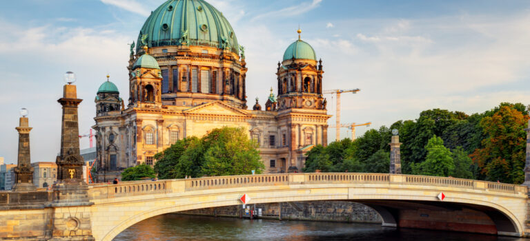 Berliner Dom auf der Museumsinsel an der Spree im Abendlicht – Berlin Top 20 Sehenswürdigkeiten.