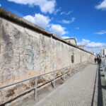Langer Abschnitt der Berliner Mauer an der Niederkirchnerstraße neben dem Dokumentationszentrum.