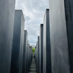 Denkmal für die ermordeten Juden Europas in Berlin – Stelenfeld mit schmalem Gang.