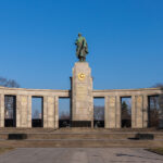 Sowjetisches Ehrenmal im Tiergarten mit Kolonnade und Soldatenstatue.