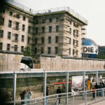 Topographie des Terrors mit erhaltenen Mauern und Freiluftausstellung am früheren Gestapo- und SS-Gelände.