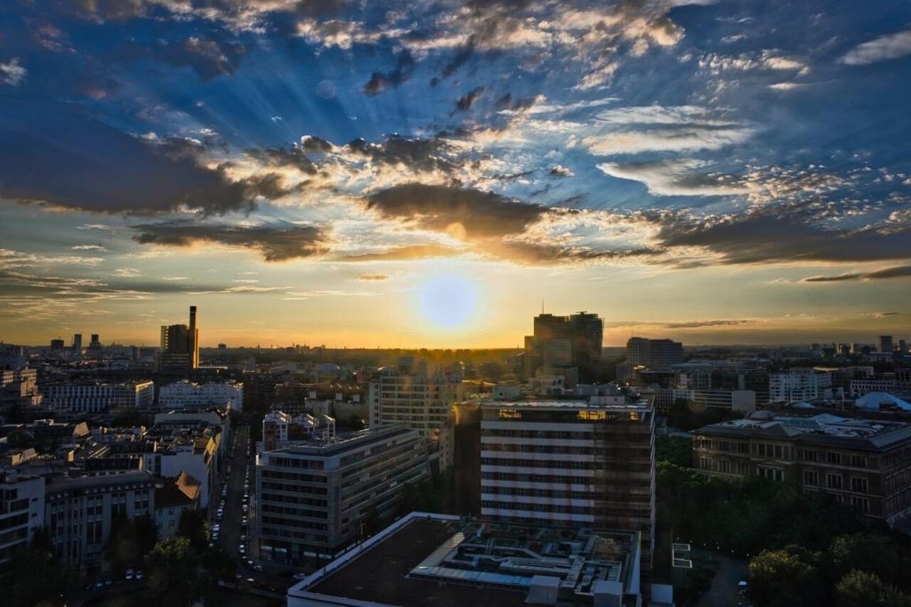 Sky Bar Sunset Tour Berlin – Sunset Walk, Rooftop & Drink