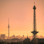 Gelbe U-Bahn fährt über die Oberbaumbrücke zwischen Kreuzberg und Friedrichshain.
