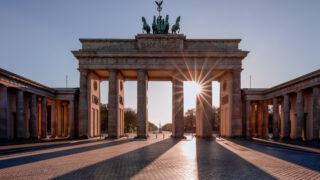 Brandenburger Tor mit Sonnenstern am Pariser Platz in Berlin-Mitte – Station der Stadtführung Berlin Mitte.
