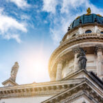 Französischer Dom am Gendarmenmarkt in Berlin-Mitte bei Sonnenschein.