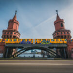 Gelbe U-Bahn fährt über die Oberbaumbrücke zwischen Kreuzberg und Friedrichshain.