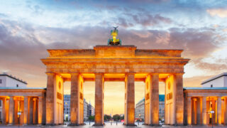 Brandenburger Tor im goldenen Abendlicht – Panorama am Pariser Platz, Top 10 Sehenswürdigkeiten Berlin.