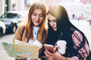 Individuelle Stadtführung Berlin Stadtführer & Reisende planen mit Stadtplan und Smartphone eine private Stadtführung in Berlin – individuell.