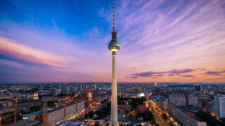 Fernsehturm in Berlin bei Abenddämmerung über dem Alexanderplatz – Highlight unserer Stadtführung Berlin bei Nacht