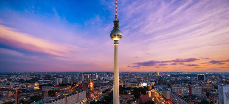 Fernsehturm in Berlin bei Abenddämmerung über dem Alexanderplatz – Highlight unserer Stadtführung Berlin bei Nacht