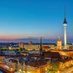 Berlin-Skyline bei Nacht mit Fernsehturm, Rotes Rathaus, Berliner Dom und Spree – Szene unserer Stadtführung Berlin bei Nacht
