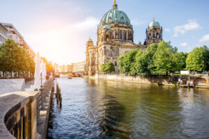 Berliner Dom an der Spree auf der Museumsinsel bei Sonnenschein – Stadtführung Berlin.