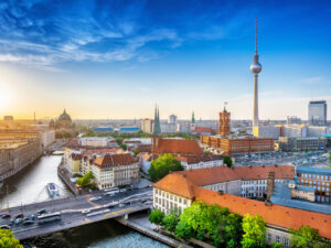 Skyline von Berlin mit Fernsehturm und Spree bei Sonnenuntergang – Überblick über unsere Stadtführungen und Touren in Berlin