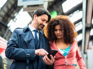 Zertifizierter Stadtführer in Berlin erklärt einer kleinen Gruppe die Route auf einem privaten Stadtrundgang.