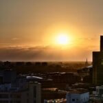 Gäste genießen den Sonnenuntergang über den Dächern Berlins