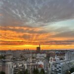 DJ-Set bei Sonnenuntergang über der Berliner Skyline